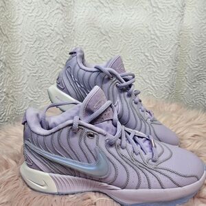 Nike LeBron James XXl Purple Sneakers with Modern Design